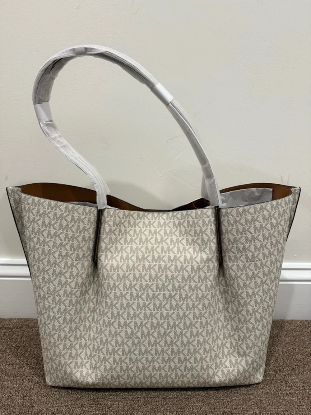 Michael Kors Emilia Large Center Zip Pocket Tote Bag, Purse, Vanilla/acorn - Picture 8 of 10